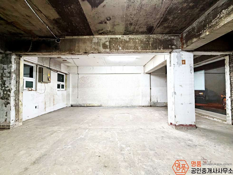 서울 강남구 논현동 20P 상가 I 강남구청역세 I 대로변 I 넓은전면 I 주차2대 월세 매물번호 10554 사진 4