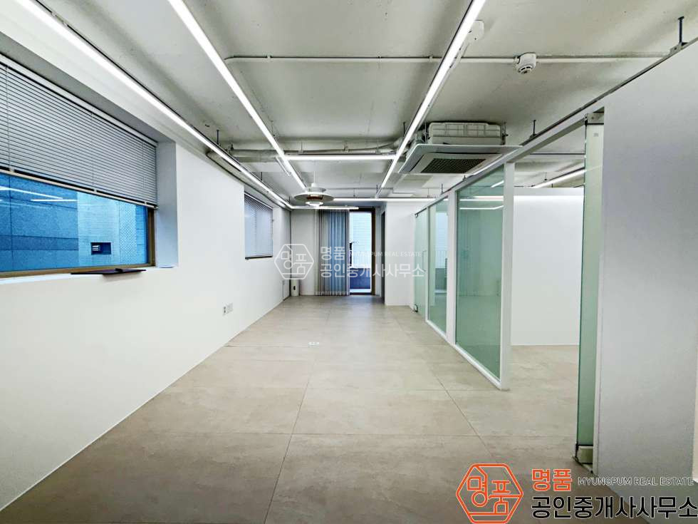 서울 강남구 논현동 15P 사무실 I 논현가구거리 I 대로변 I 내부깔끔 I 가성비 월세 매물번호 10674 사진 1