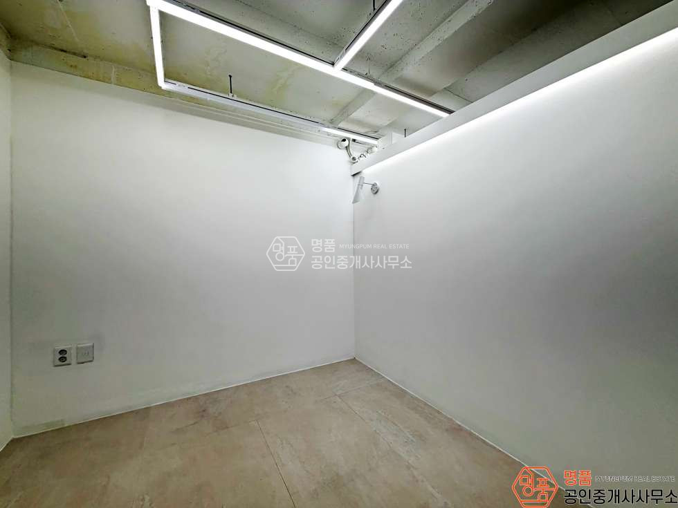 서울 강남구 논현동 15P 사무실 I 논현가구거리 I 대로변 I 내부깔끔 I 가성비 월세 매물번호 10674 사진 9