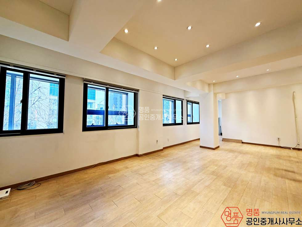 서울 강남구 논현동 47P 상가 I 신사역세 I 대로변 I 무권리 I 내외관깔끔 월세 매물번호 10676 사진 3