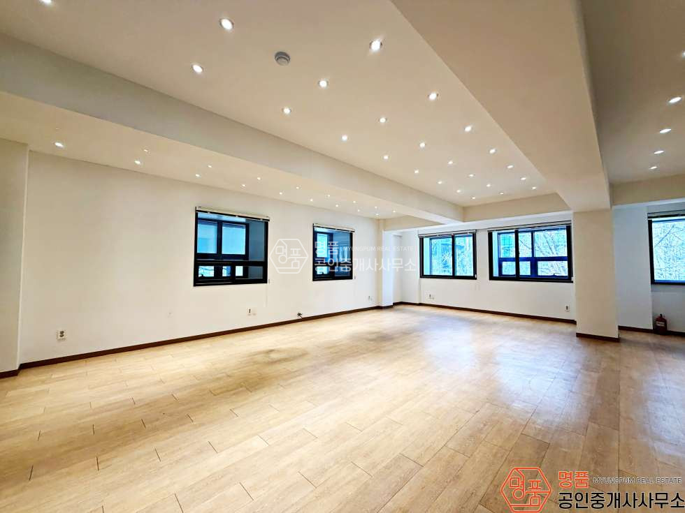 서울 강남구 논현동 47P 상가 I 신사역세 I 대로변 I 무권리 I 내외관깔끔 월세 매물번호 10676 사진 5