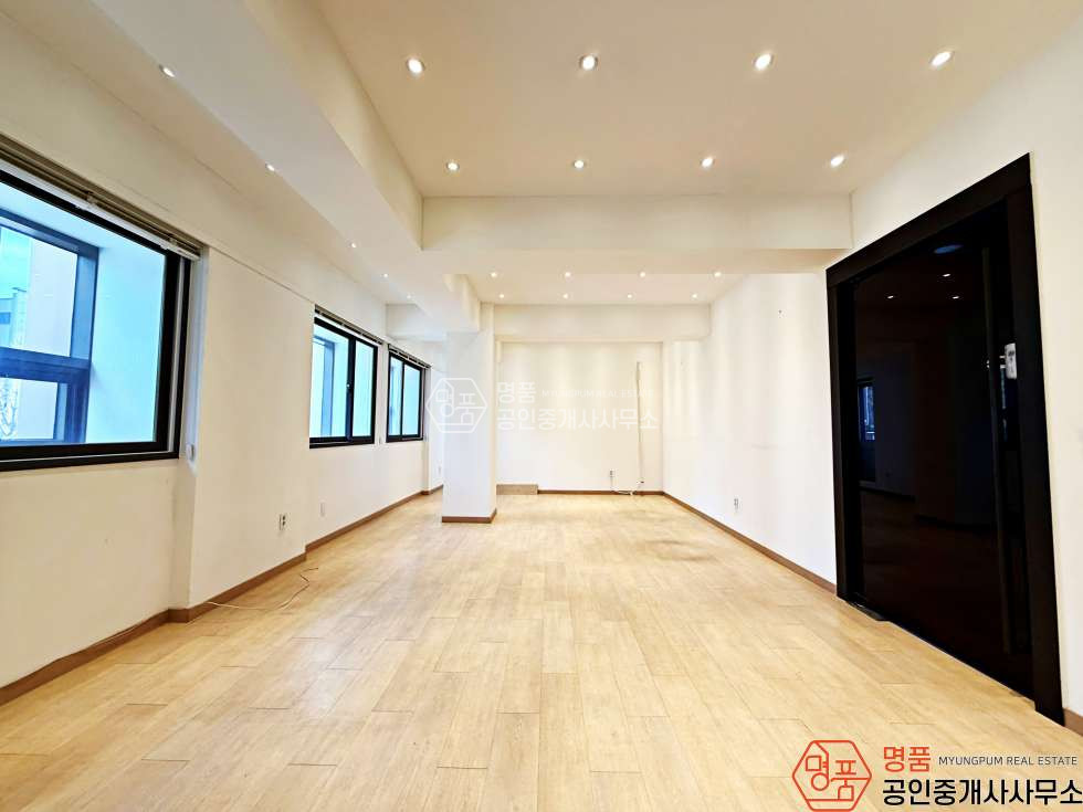 서울 강남구 논현동 47P 상가 I 신사역세 I 대로변 I 무권리 I 내외관깔끔 월세 매물번호 10676 사진 6