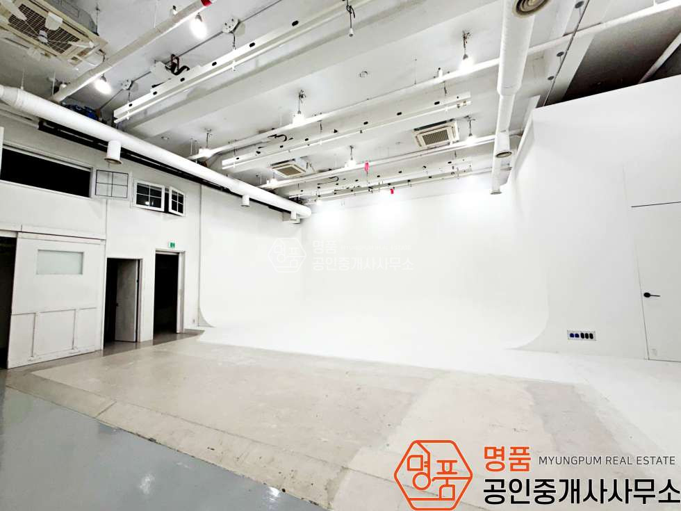 서울 강남구 논현동 주건축물제1동 77P 스튜디오 l 신세역세 l 지정주차2대 l 무권리 l 높은층고 월세 매물번호 10700 사진 3
