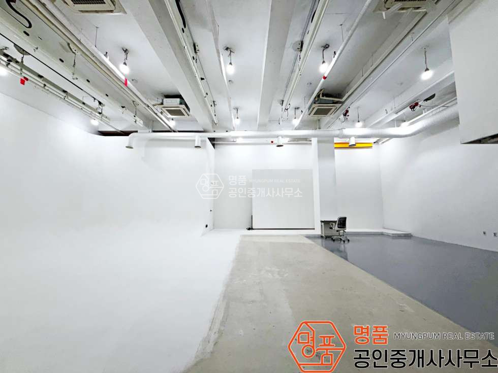 서울 강남구 논현동 주건축물제1동 77P 스튜디오 l 신세역세 l 지정주차2대 l 무권리 l 높은층고 월세 매물번호 10700 사진 5