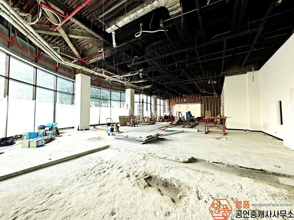 서울 강남구 논현동 81P 상가 I 논현역 I 대로변 I 코너대형상가 I 무권리1층 월세 매물번호 10718 사진 3
