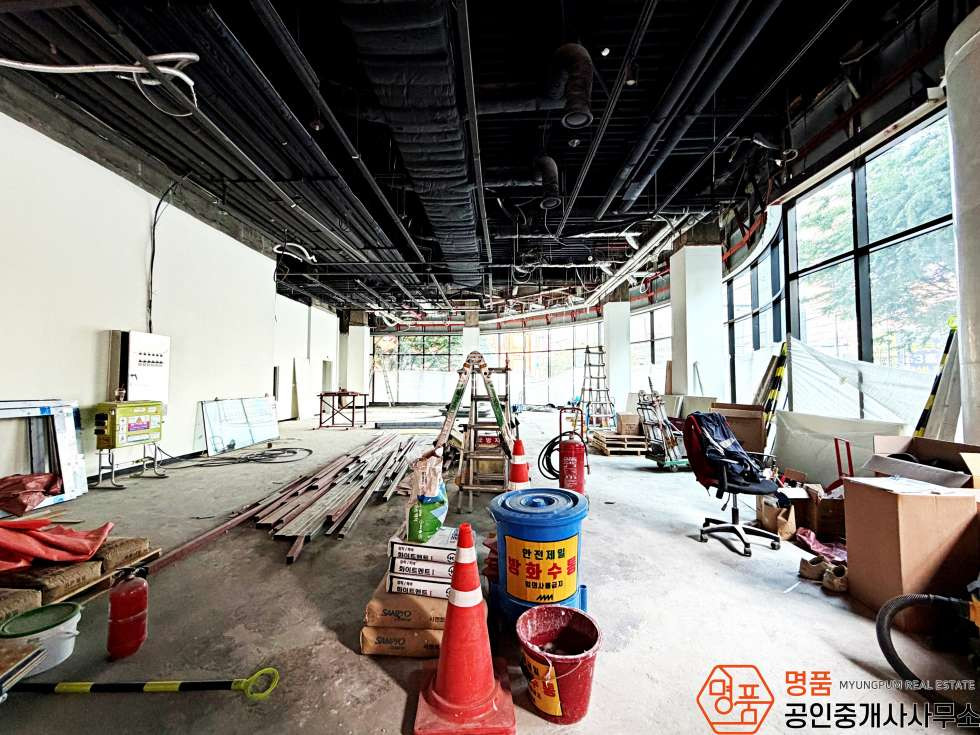 서울 강남구 논현동 81P 상가 I 논현역 I 대로변 I 코너대형상가 I 무권리1층 월세 매물번호 10718 사진 4
