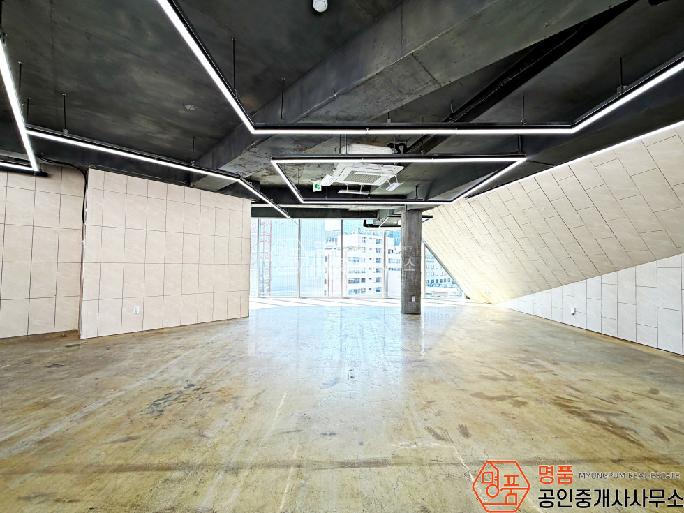 서울 강남구 역삼동 28P 신논현역세 l 내부깔끔 l 통창유리 l 밝은채광 l 상가사무실 월세 매물번호 11038 사진 1