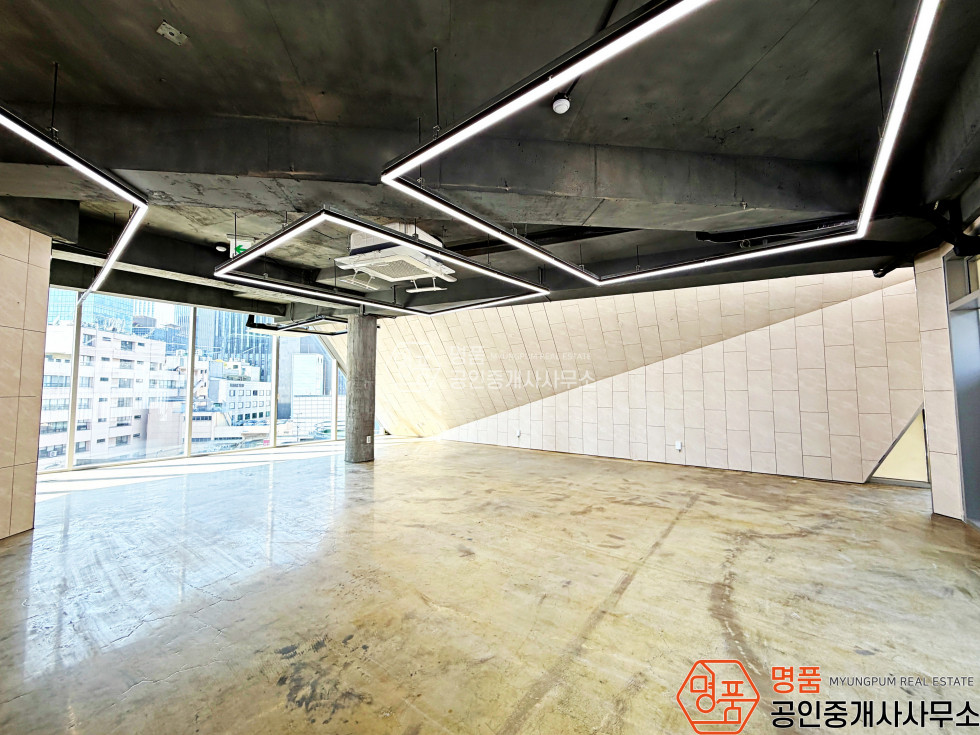 서울 강남구 역삼동 28P 신논현역세 l 내부깔끔 l 통창유리 l 밝은채광 l 상가사무실 월세 매물번호 11038 사진 2