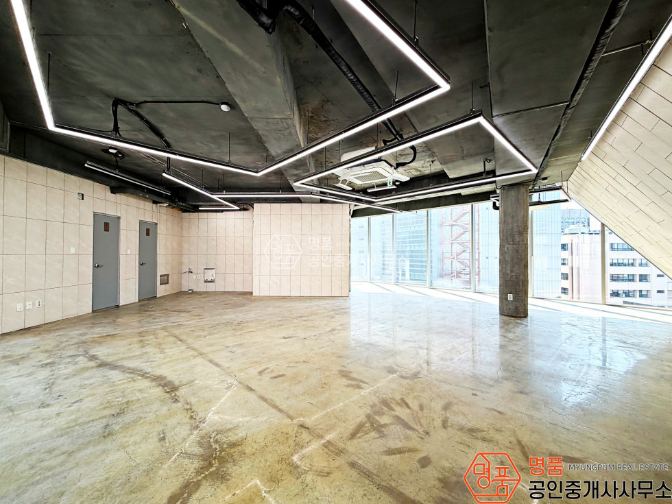 서울 강남구 역삼동 28P 신논현역세 l 내부깔끔 l 통창유리 l 밝은채광 l 상가사무실 월세 매물번호 11038 사진 4