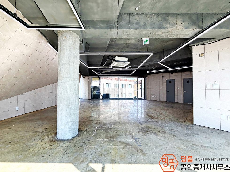 서울 강남구 역삼동 28P 신논현역세 l 내부깔끔 l 통창유리 l 밝은채광 l 상가사무실 월세 매물번호 11038 사진 7