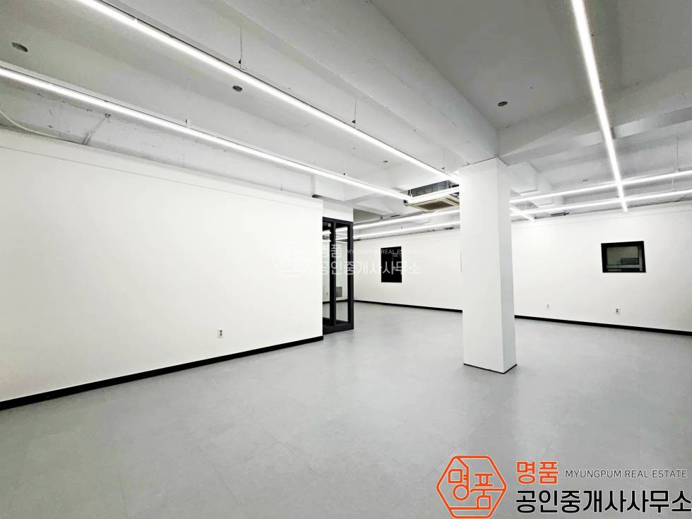 서울 강남구 논현동 42P 사무실 I 신논현초역세 I 화이트톤 I 노출천장 I 인테리어 월세 매물번호 11271 사진 3