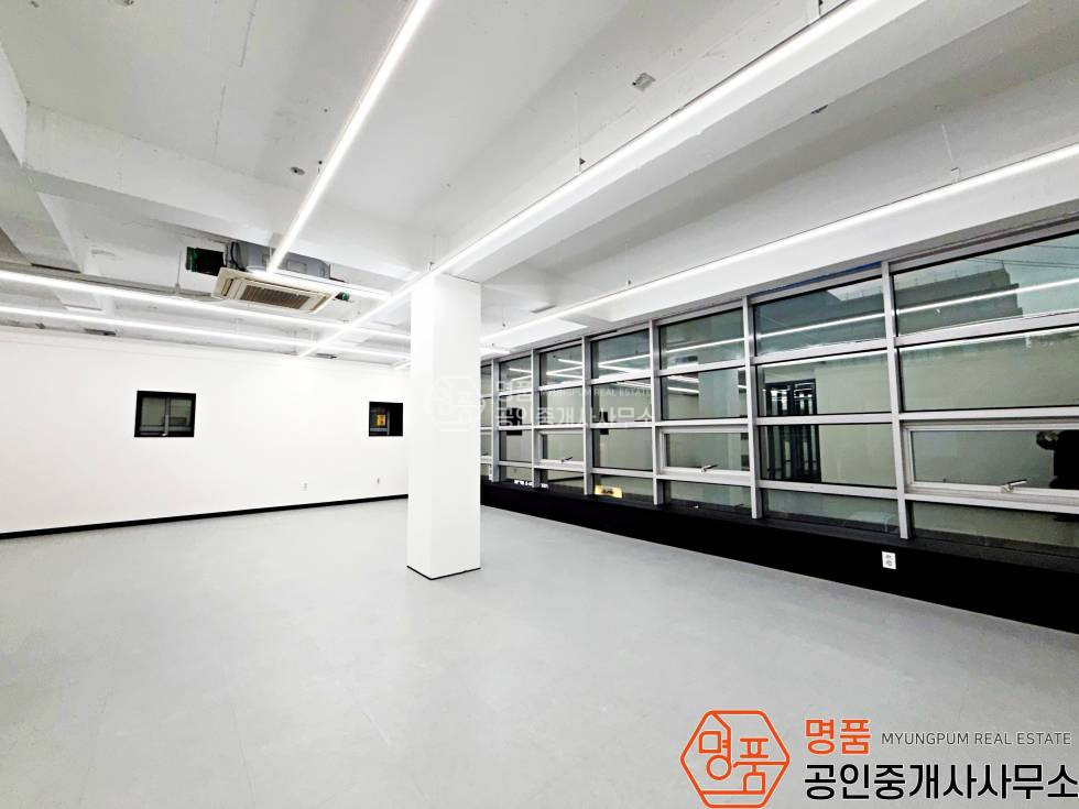 서울 강남구 논현동 42P 사무실 I 신논현초역세 I 화이트톤 I 노출천장 I 인테리어 월세 매물번호 11271 사진 4