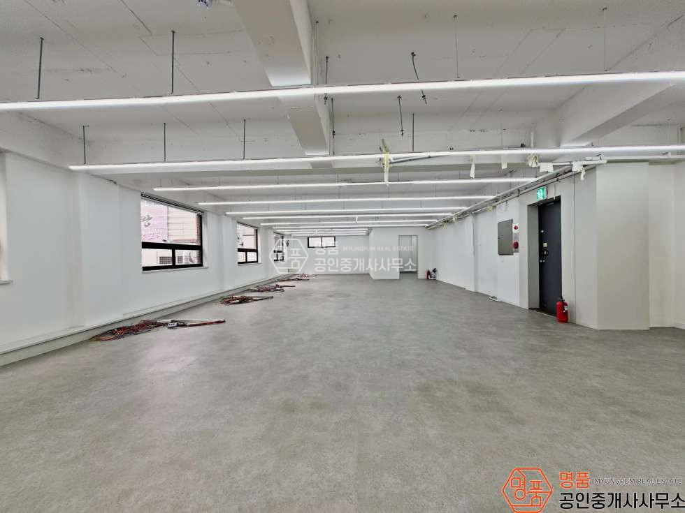 서울 강남구 논현동 60P 사무실 I 신논현역 I 내부깔끔 I 주차2대가능 월세 매물번호 10415 사진 1