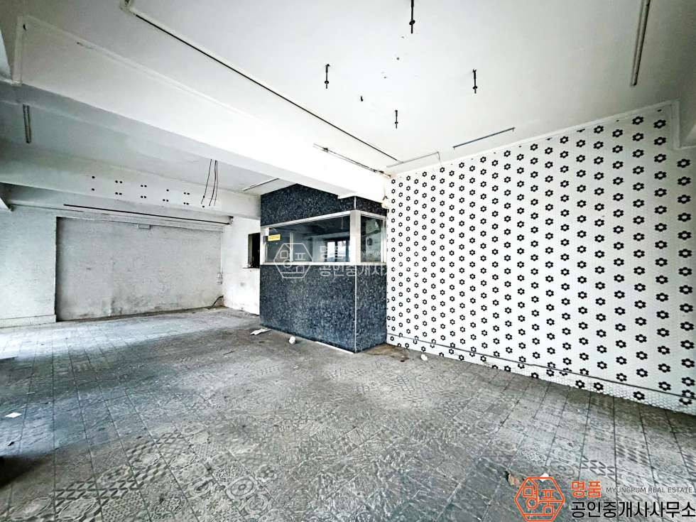 서울 강남구 논현동 20P 다용도점포 I 논현메인 I 대로변 I 전면노출 I 코너상가 월세 매물번호 10065 사진 2