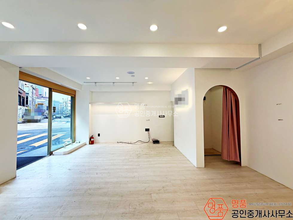 서울 강남구 논현동 10P 상가 I 논현초블럭 I 대로변 I 내부깔끔 I 권리금소액 월세 매물번호 10140 사진 2