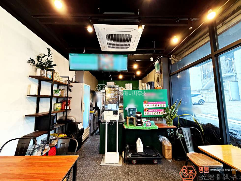 서울 강남구 논현동 소형상가 l 논현역세 l 대로변이면 l 무권리 l 1층코너자리 월세 매물번호 10174 사진 2