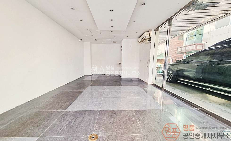 서울 강남구 논현동 13P 상가 l 논현역 l 무권리 l 주차가능 l 1층전면노출 월세 매물번호 10176 사진 3