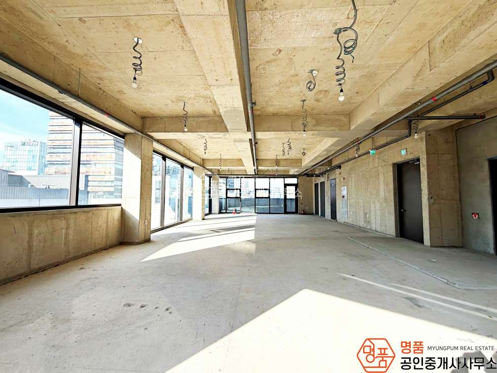 서울 강남구 논현동 49P상가사무실 I 신논현초역세 I 루프탑 I 3면유리창 월세 매물번호 10294 사진 1