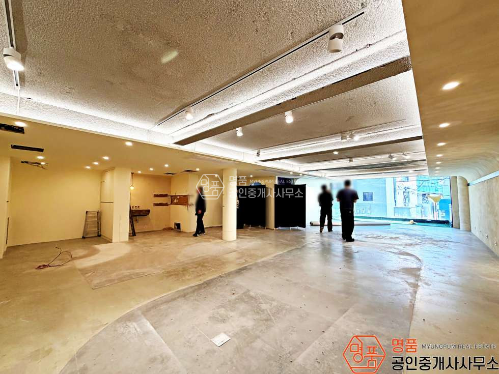 서울 강남구 신사동 32P 상가 I 신사세로수길 I 내외부깔끔 I 밝은채광 I 유동인구 多 월세 매물번호 10387 사진 5