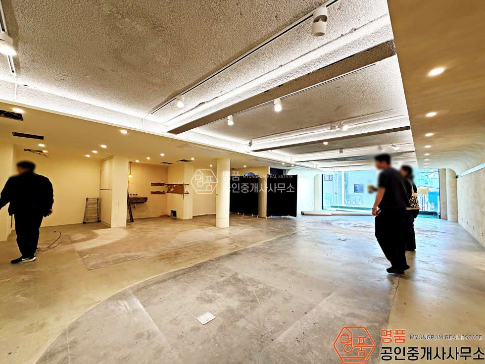 서울 강남구 신사동 32P 상가 I 신사세로수길 I 내외부깔끔 I 밝은채광 I 유동인구 多 월세 매물번호 10387 사진 7
