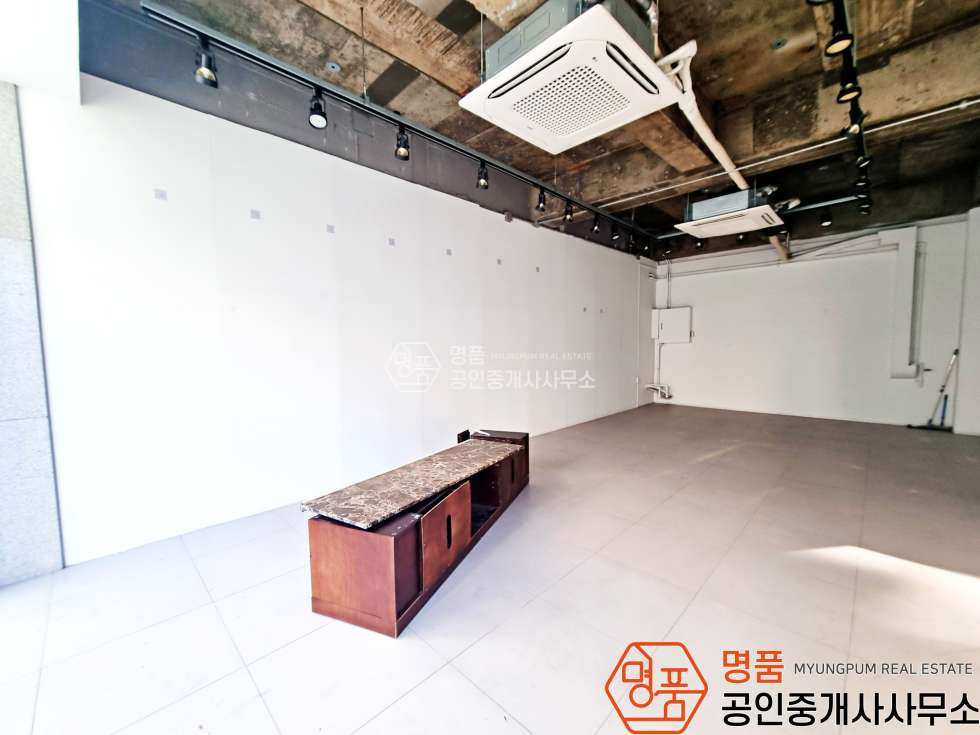 서울 강남구 신사동 14P 상가 I 가로수길 I 메인상권 I 대로변 I 1층상가 월세 매물번호 10643 사진 4