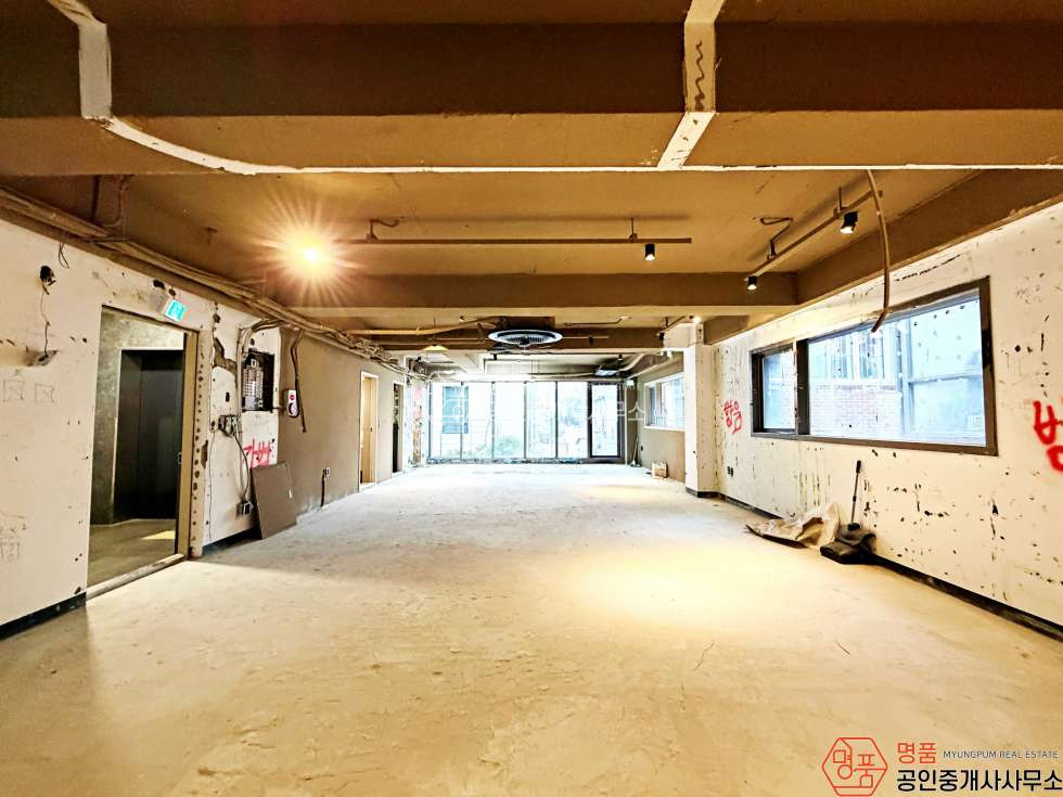 서울 강남구 신사동 주건축물제1동 34P 상가 I 세로수길 I 내외관깔끔 I 무권리상가 월세 매물번호 10664 사진 2