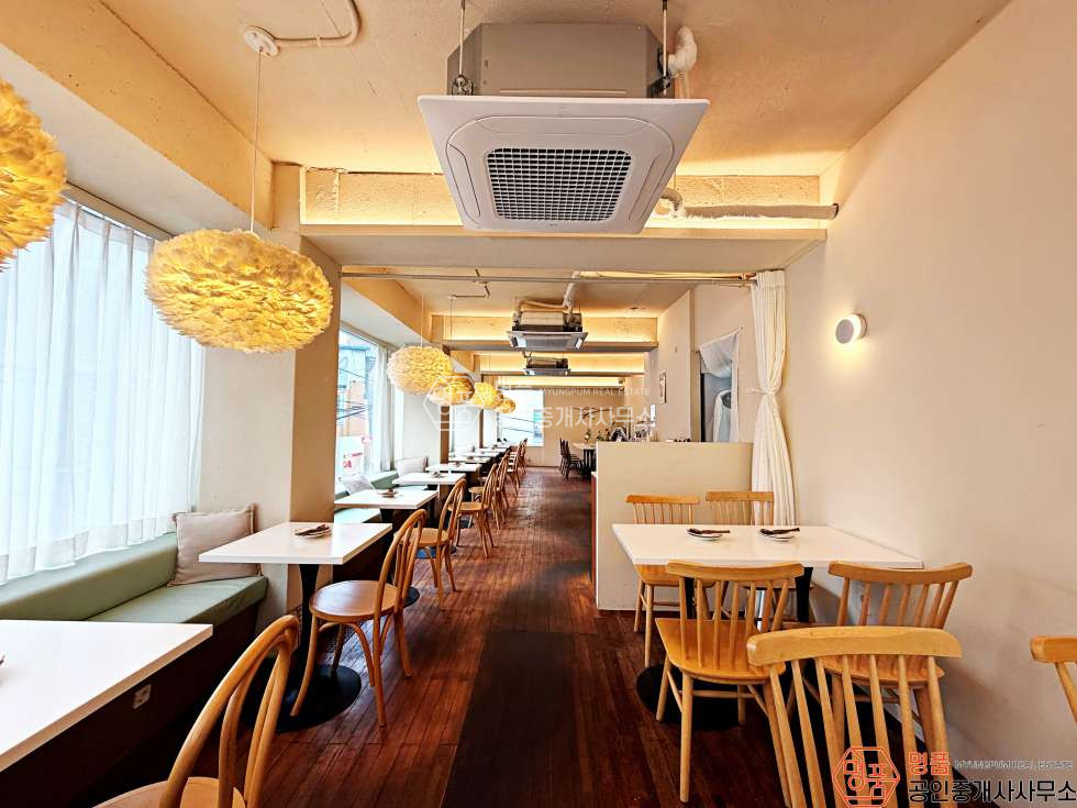 서울 강남구 신사동 30P 상가 I 세로수길 I 메인상권 I 통창2층 I 유동인구多 월세 매물번호 10668 사진 2