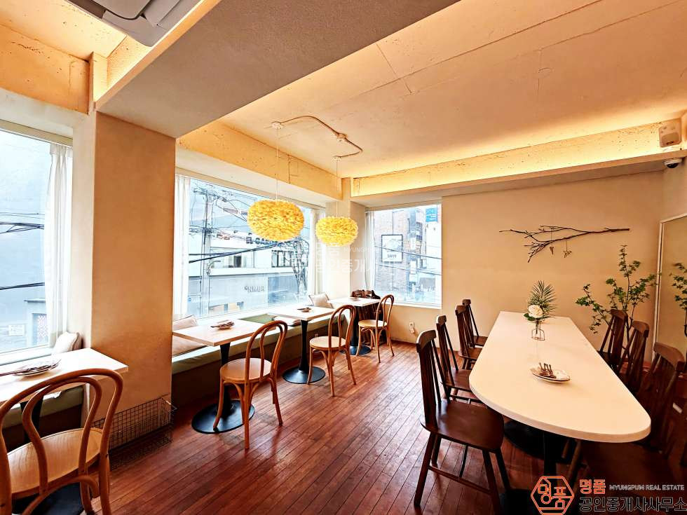 서울 강남구 신사동 30P 상가 I 세로수길 I 메인상권 I 통창2층 I 유동인구多 월세 매물번호 10668 사진 3