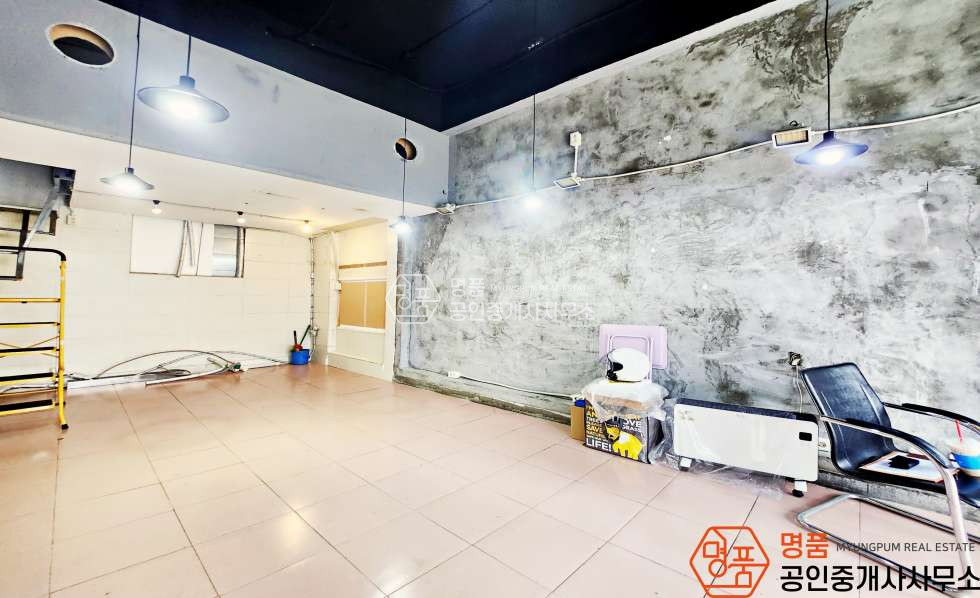 서울 강남구 논현동 8P 상가 l 논현역 1층 l 무권리 l 노출 최상 월세 매물번호 10056 사진 4
