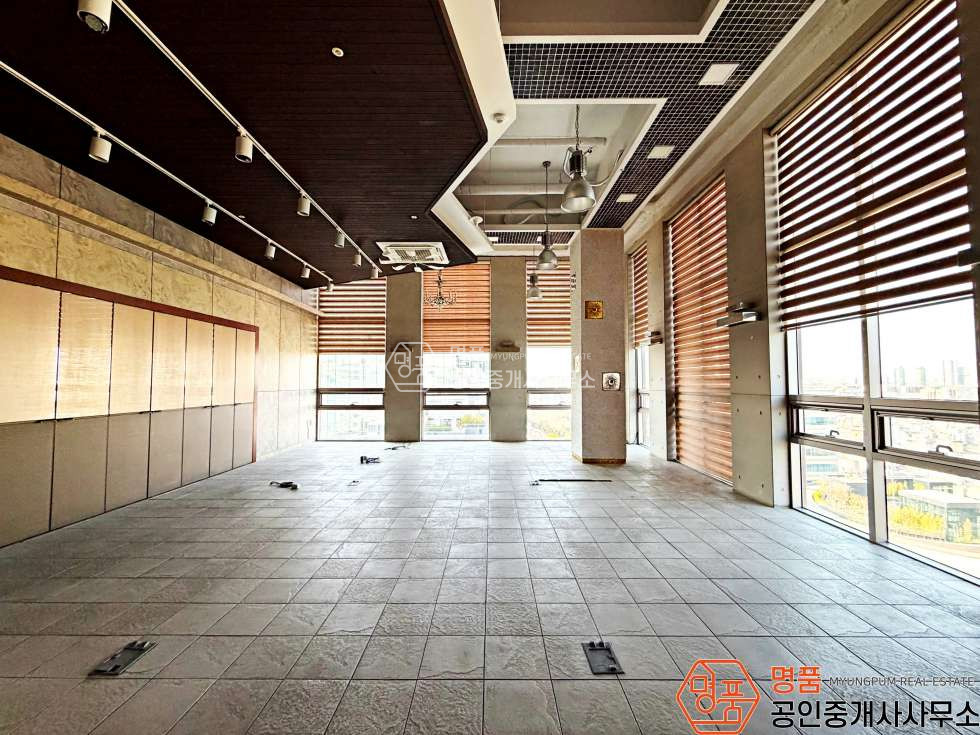 서울 서초구 잠원동 70P 병의원 l 신사역세 l 대로변 l 높은층고 l 탑층임대 월세 매물번호 10111 사진 4