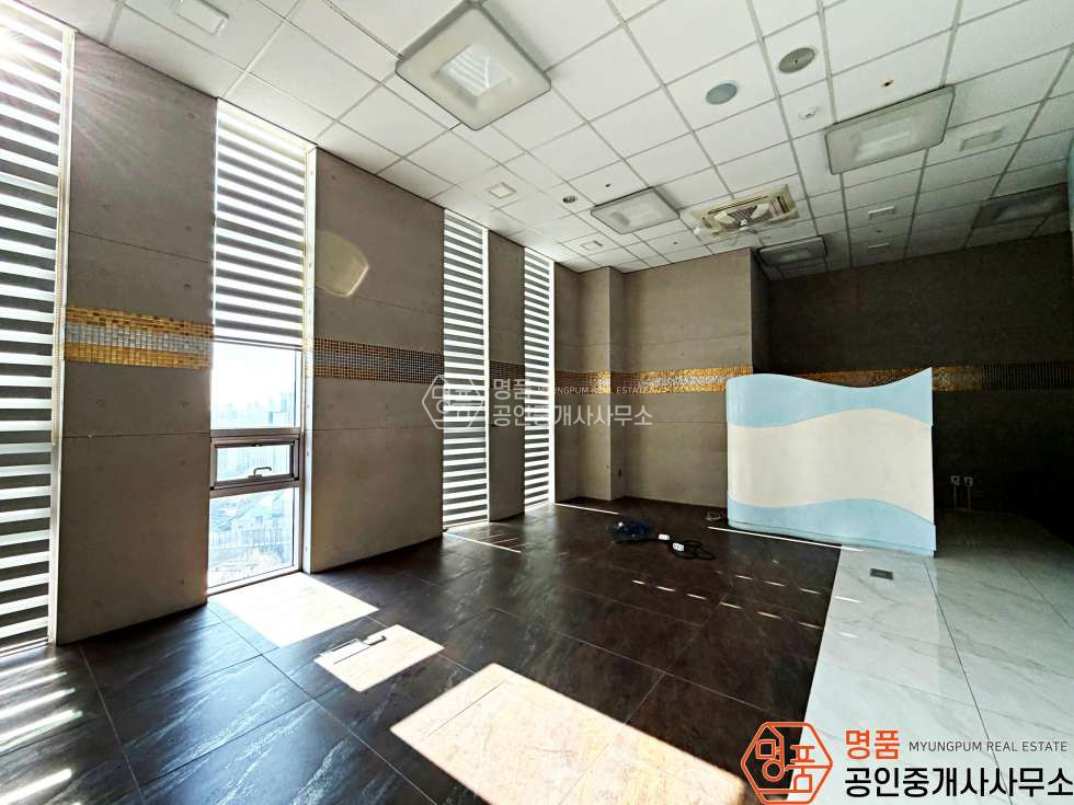 서울 서초구 잠원동 70P 병의원 l 신사역세 l 대로변 l 높은층고 l 탑층임대 월세 매물번호 10111 사진 10