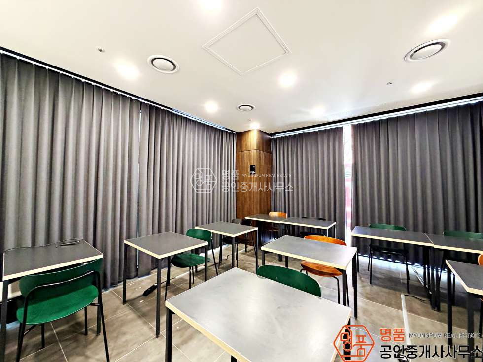 서울 서초구 반포동 39P 병의원 l 논현역세 l 강남대로 l 대로변 l 통창채광 월세 매물번호 10113 사진 12