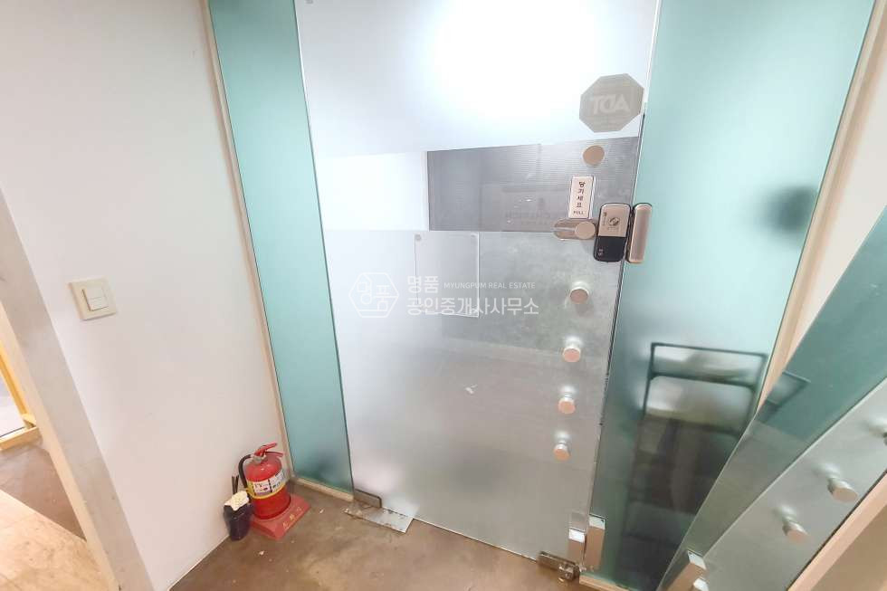 서울 강남구 논현동 50P 사무실 I 논현역세 I 가성비사무실 I 탕비실有 I 지정주차 월세 매물번호 10422 사진 15